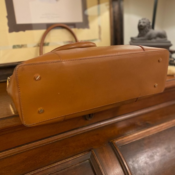 Tory Burch Robinson Bowling Bag Tan Saffiano Leather. - Picture 7 of 10